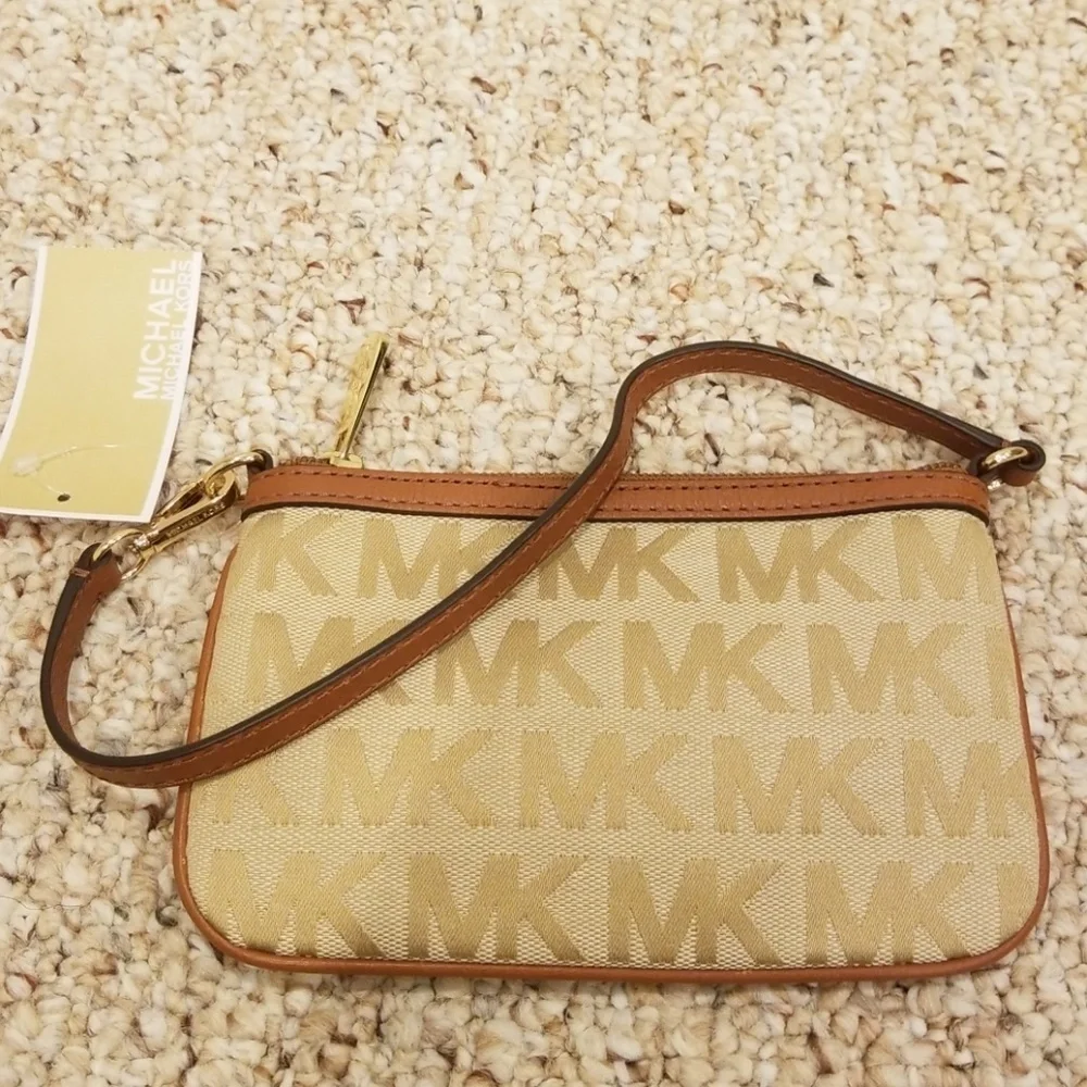 NWT! MICHAEL KORS Beige Signature Wristlet